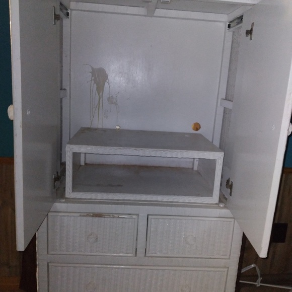 🔴FOR SALE🔴Vintage white wicker rattan armoire! MUST DISCUSS SHIPPING😘 - Picture 2 of 5